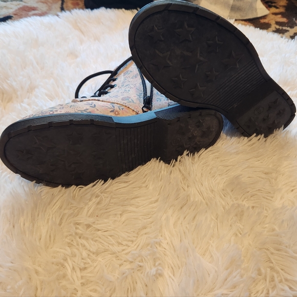 Target Art Class Youth size 5 floral boots with zipper - Picture 3 of 4